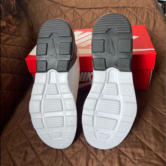 Nike Womens WMNS Air Max Motion 2 Size 8.5. Color OREWOOD BRN/METALLIC COPPER - Picture 10 of 12